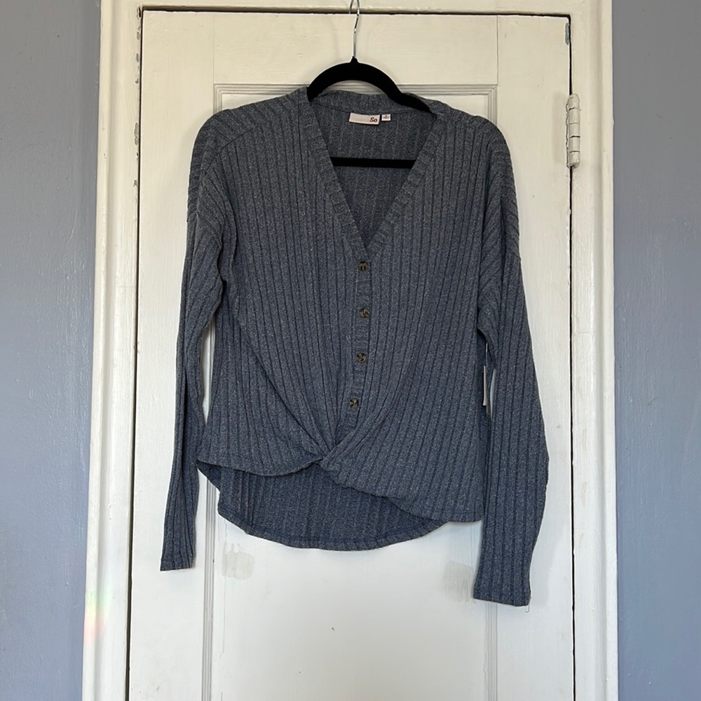 long sleeve with buttons and knot